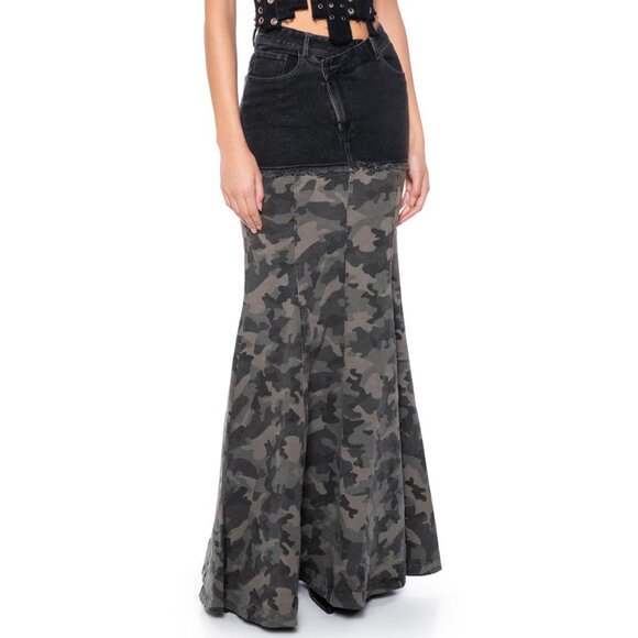 💥EDGY CHIC💥Two-Tone Bodycon Mermaid Maxi Skirt in Black & Camo - Picture 4 of 14